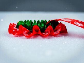 Kotylion świąteczny - czerwony w płatki śniegu - 2