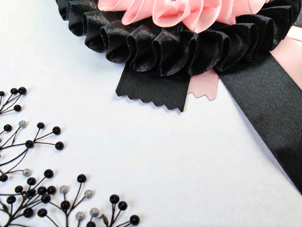 Kotylion dla kota z dekoracyjnymi kocimi wąsami z dwukolorowych wstążek na wystawę kotów